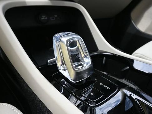 Used 2024 Volvo XC40 B5 Plus w/ Protection Package Premier AWD/4WD image 19