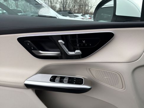 Used 2025 Mercedes-Benz GLC 300 4MATIC image 14