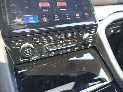 Used 2025 Jeep Grand Cherokee Overland w/ Adv Protech Group III image 30