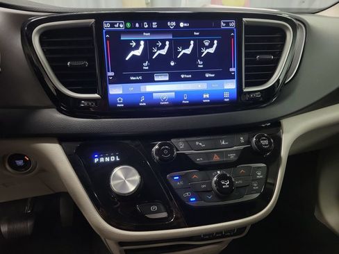 Used 2023 Chrysler Pacifica Touring-L FWD image 14
