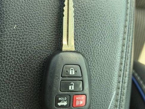 Used 2017 Toyota Corolla SE FWD image 32
