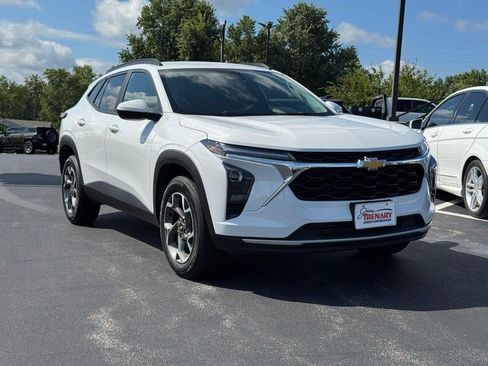 Used 2025 Chevrolet Trax LT w/ Driver Confidence Package FWD image 2