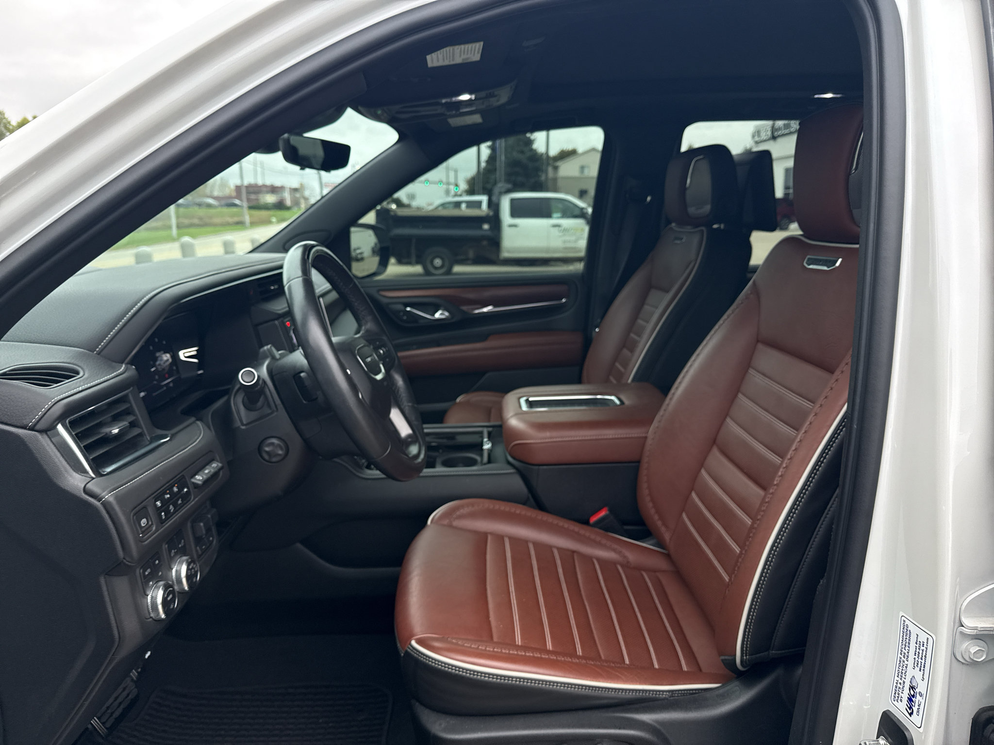Used 2023 GMC Yukon Denali Ultimate AWD/4WD image 4
