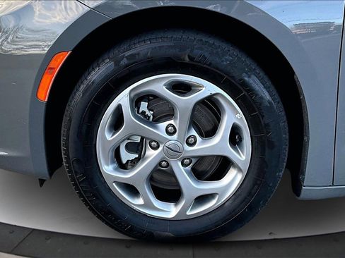 Certified 2023 Chrysler Pacifica Limited image 34