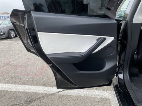 Used 2021 Tesla Model Y Long Range image 18