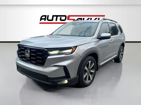 Used 2025 Honda Pilot Touring image 3