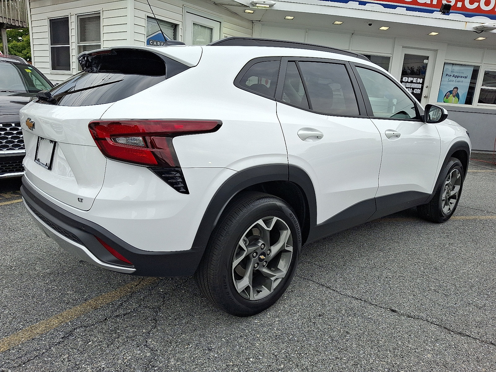 Used 2024 Chevrolet Trax LT w/ Driver Confidence Package FWD image 4
