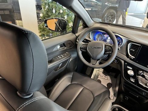 New 2026 Chrysler Pacifica Select image 9