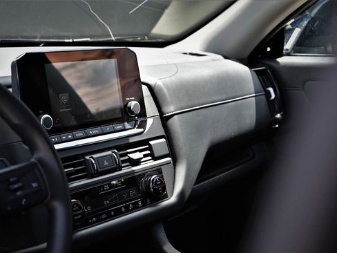 Used 2025 Nissan Pathfinder S FWD image 11
