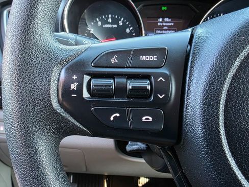 Used 2019 Kia Sedona LX image 32