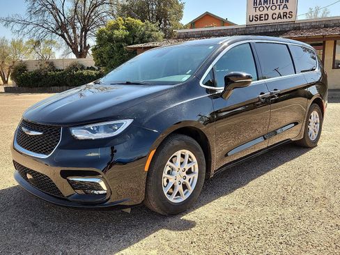 Used 2025 Chrysler Pacifica Select image 1