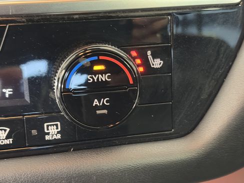 Used 2023 Nissan Pathfinder SL image 28