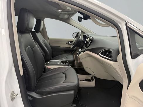 Used 2024 Chrysler Pacifica Touring-L FWD image 12
