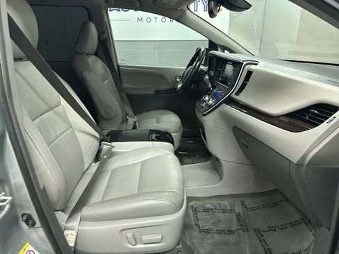 Used 2019 Toyota Sienna XLE image 19