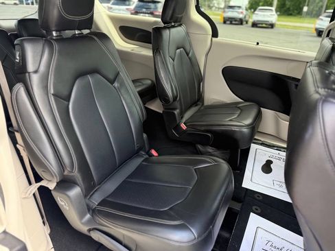 Used 2023 Chrysler Pacifica Touring-L FWD image 21