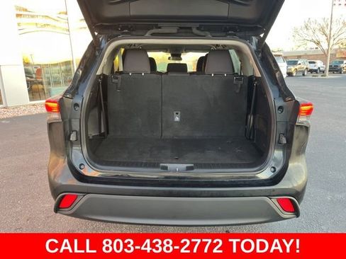 Used 2024 Toyota Highlander LE FWD image 32