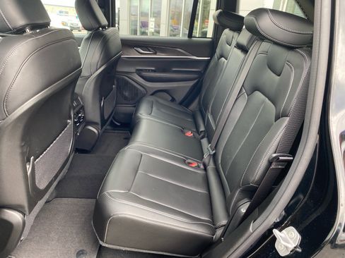 Used 2025 Jeep Grand Cherokee Limited image 24