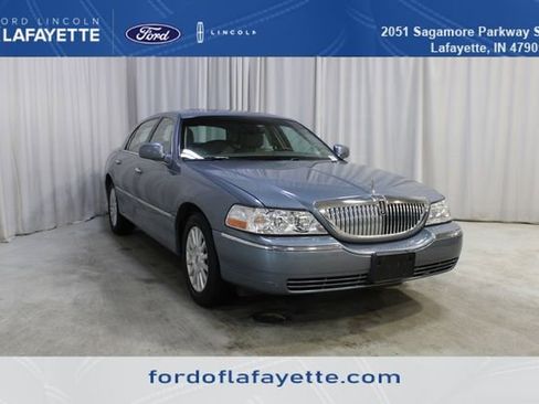 Used 2003 Lincoln Town Car Signature image 1