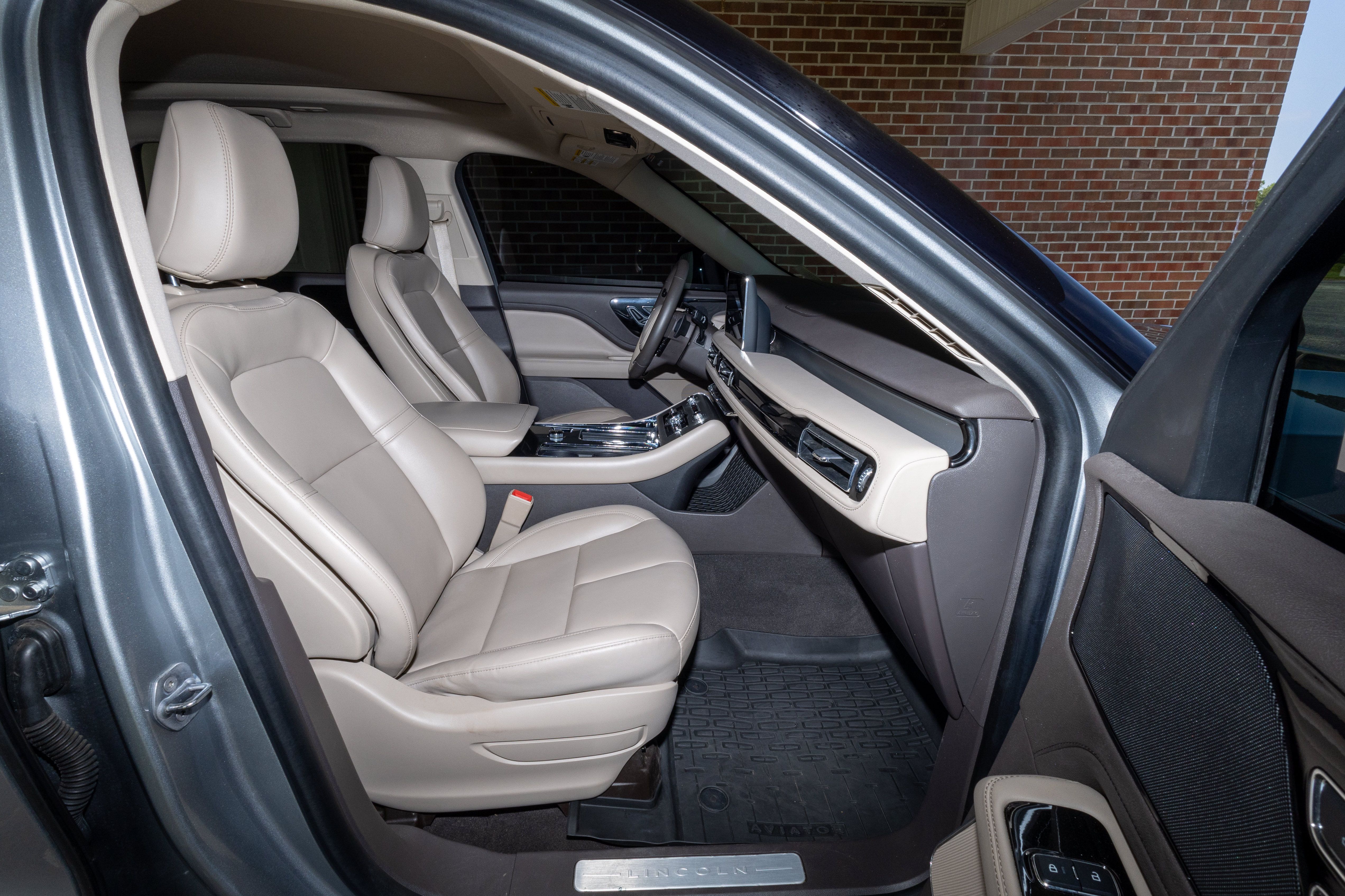 Used 2023 Lincoln Aviator 2WD w/ Premium Package image 25