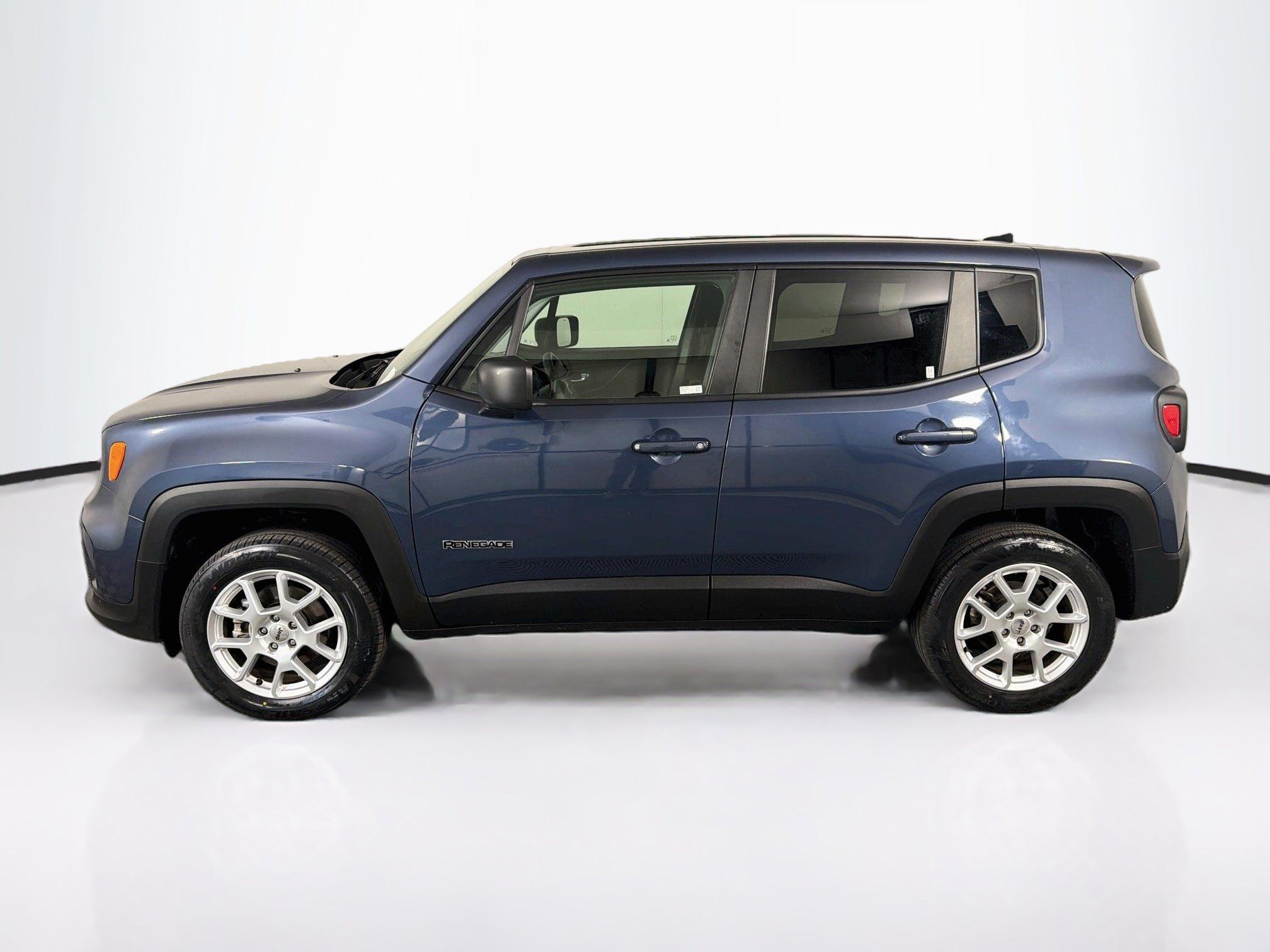 Used 2023 Jeep Renegade Latitude AWD/4WD image 4