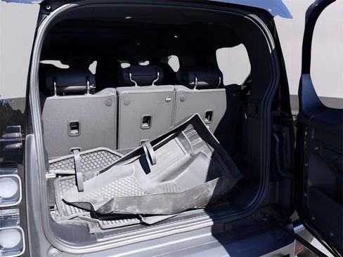 Used 2025 Land Rover Defender 130 V8 image 17