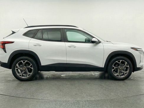 Used 2025 Chevrolet Trax LT w/ LT Convenience Package FWD image 11