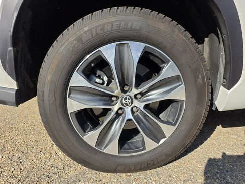 Used 2021 Toyota Highlander XLE AWD/4WD image 43
