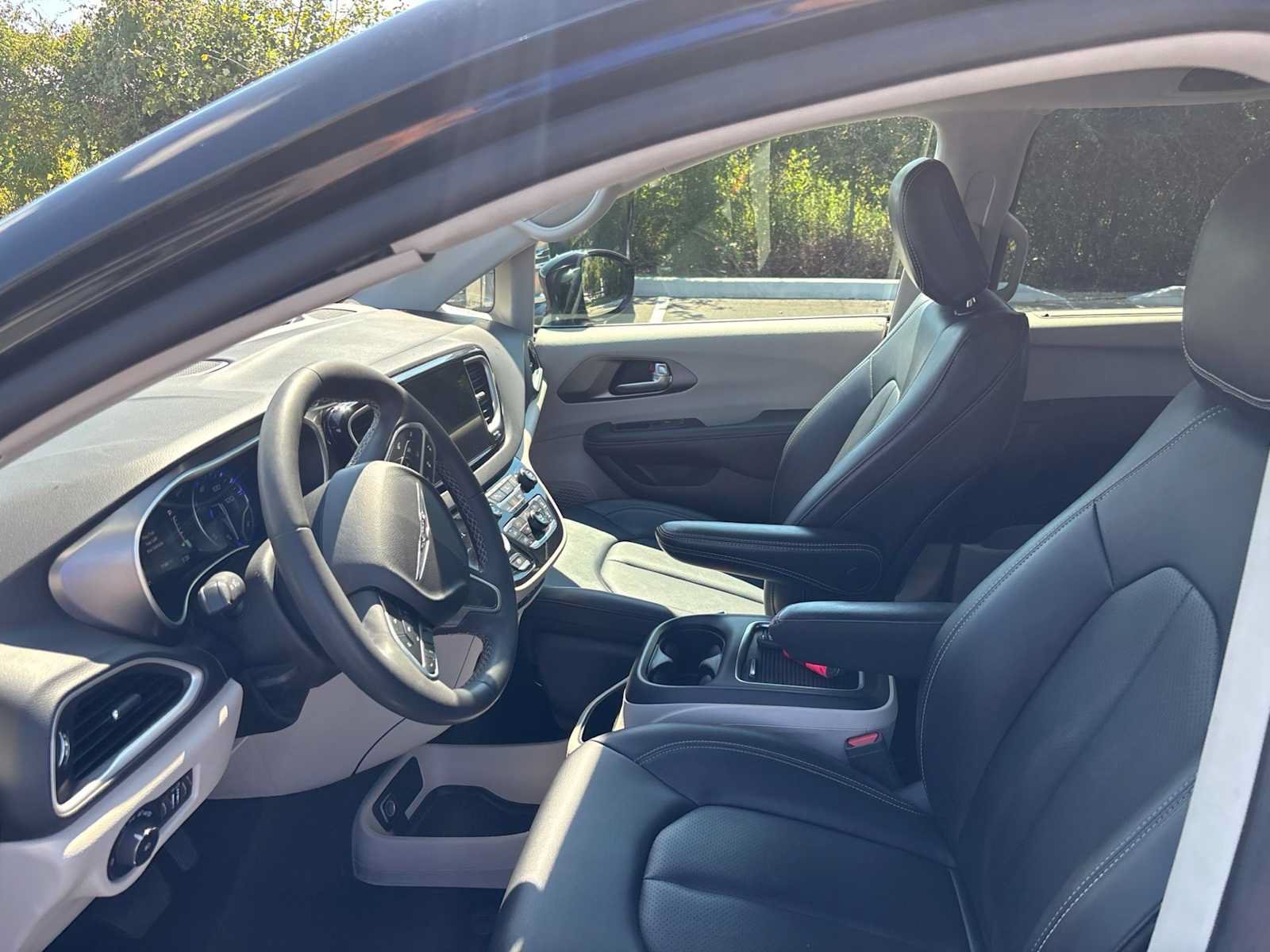 Used 2024 Chrysler Pacifica Touring-L FWD image 40
