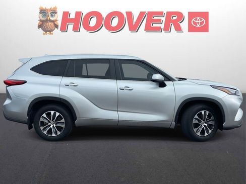 Used 2023 Toyota Highlander XLE image 2