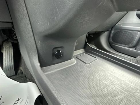 Used 2023 Toyota Sienna LE FWD image 56