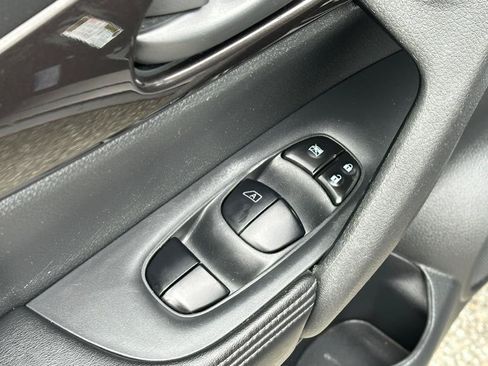 Used 2019 Nissan Rogue S FWD image 10