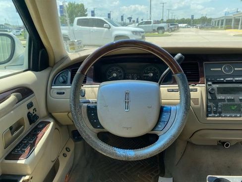 Used 2006 Lincoln Town Car Signature Limited RWD image 18