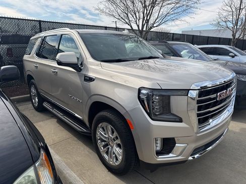 Used 2022 GMC Yukon SLT w/ SLT Luxury Package image 2