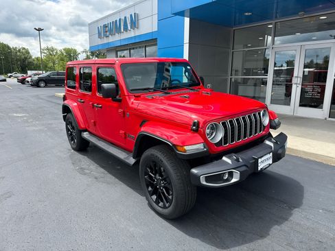 Used 2025 Jeep Wrangler Unlimited Sahara AWD/4WD image 1