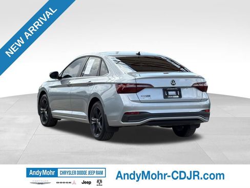 Used 2023 Volkswagen Jetta SE w/ Panoramic Sunroof Package FWD image 5