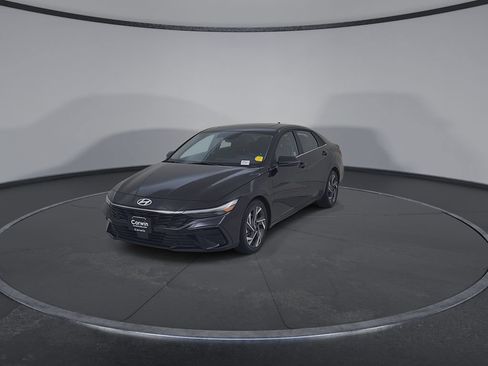 Used 2025 Hyundai Elantra Limited FWD image 7
