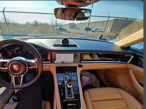 Used 2018 Porsche Panamera RWD image 3