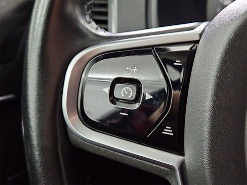 Used 2020 Volvo XC90 T6 Momentum image 25