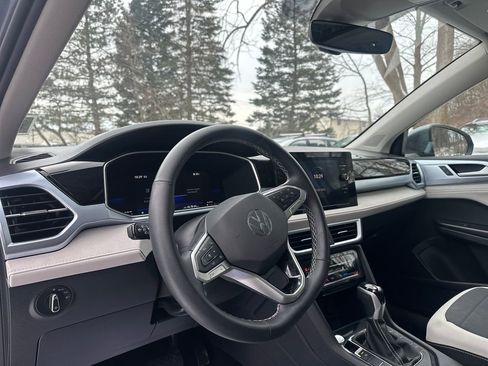 Used 2025 Volkswagen Taos SE w/ Panoramic Sunroof Package image 6