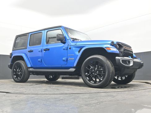Used 2022 Jeep Wrangler Unlimited Sahara w/ Cold Weather Group image 23