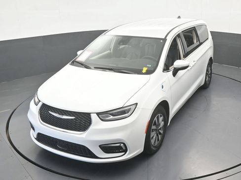 Used 2023 Chrysler Pacifica Touring-L FWD image 47