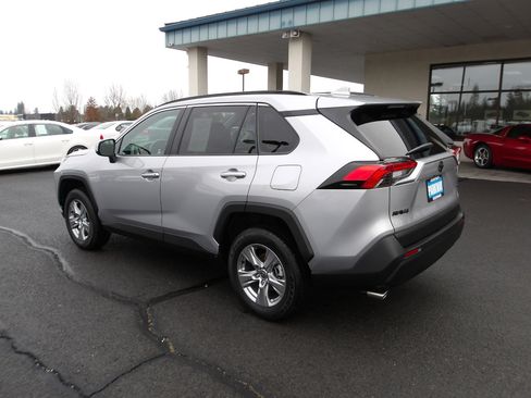 Used 2022 Toyota RAV4 XLE w/ Convenience Package image 3