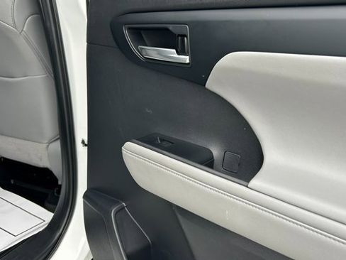 Used 2021 Toyota Highlander XLE image 57