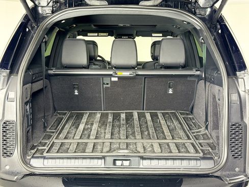 Used 2024 Land Rover Discovery Dynamic SE image 24