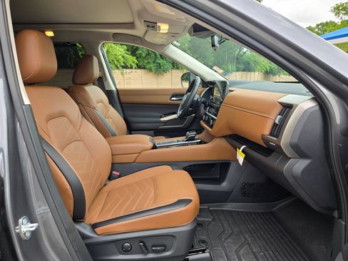 Used 2025 Nissan Pathfinder Platinum w/ Cargo Package FWD image 27