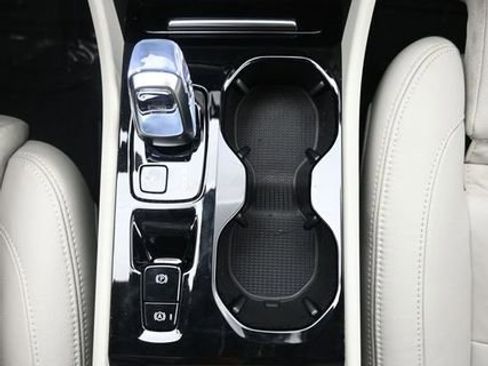 Used 2024 Volvo XC40 B5 Plus w/ Protection Package Premier image 10