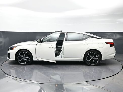 Used 2024 Nissan Altima 2.5 SR FWD image 8