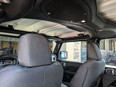 Used 2025 Jeep Wrangler Unlimited Sahara AWD/4WD image 27