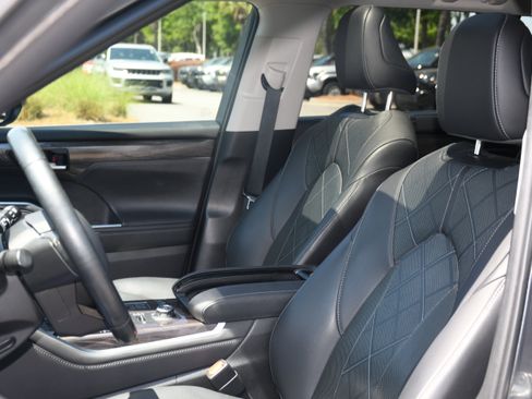 Used 2020 Toyota Highlander Platinum image 13