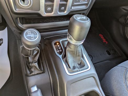 Used 2025 Jeep Wrangler Sport image 17